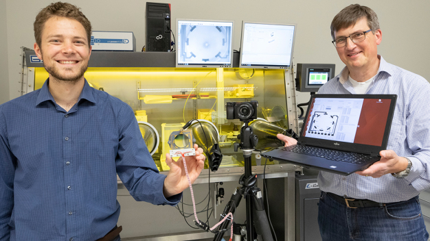 Dipl.-Phys. Alexander Hein (links) und Professor Dr. Egbert Oesterschulze befassen sich im Rahmen des BMBF-Verbundprojektes „gradEC“ mit elektrisch steuerbaren Gradientenfiltern. (Reiner Voß, TU Kaiserslautern)