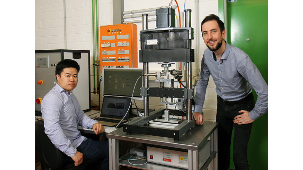 Für ihre Prüfmaschine haben die Forscher eine neue Software entwickelt. Im Bild zu sehen sind Minh-Hai Le and Sebastian Kamerling. (Foto: Koziel/TUK)