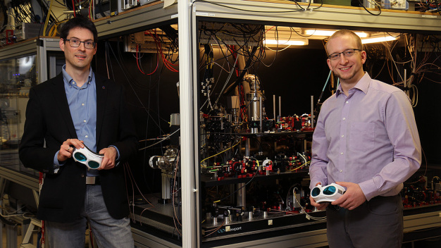 Professor Dr. Artur Widera (links) und Erstautor der Studie Jens Nettersheim. (Foto: Thomas Koziel/TUK)