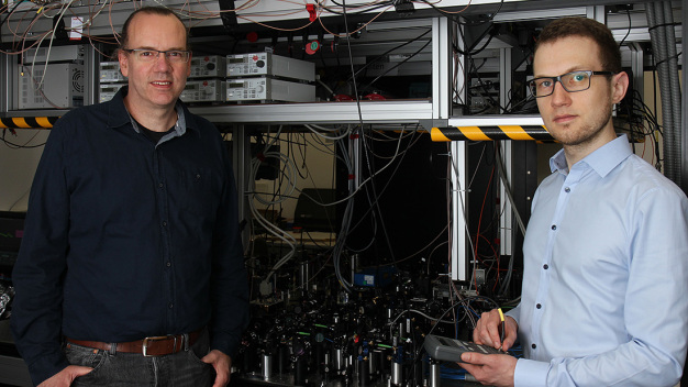 Professor Herwig Ott (li.) und Philipp Geppert forschen an der TU Kaiserslautern zu ultrakalten Quantengasen und Quantenatomoptik. (Foto: Koziel/TUK)