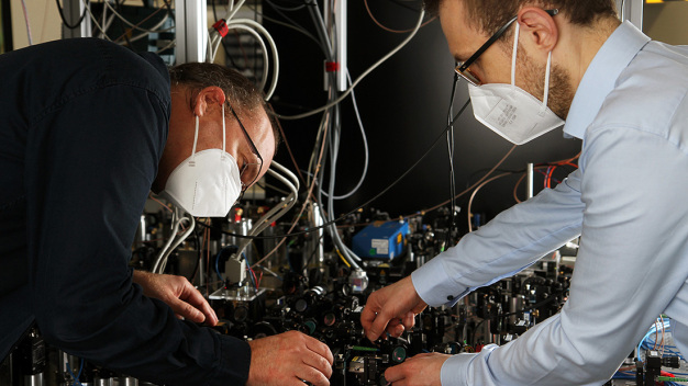 Professor Herwig Ott (li.) und Philipp Geppert haben eigens ein spezielles Mikroskop entwickelt, mit dem sie die Impulse der Atome direkt gemessen haben. (Foto: Koziel/TUK)