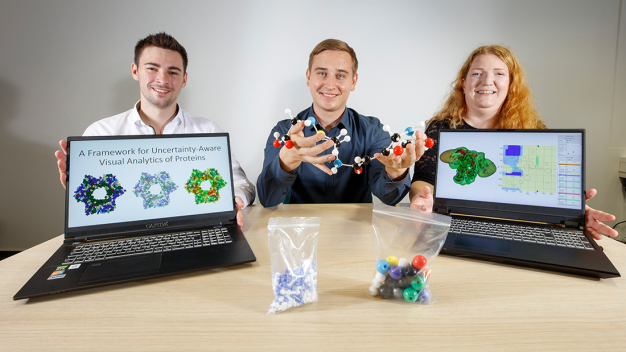 Das Team arbeitet an der neuen Software (v.l.n.r.): Kurt Schardt, Robin Maack und Christina Gillmann. (Foto: View/Reiner Voss)