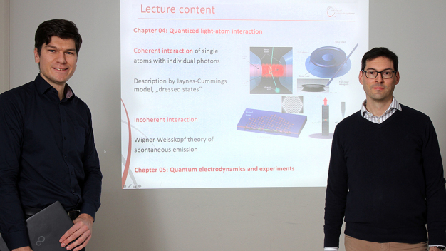 Professor Dr. Artur Widera (re.) und sein Kollege Dr. Thomas Niederprüm forschen und lehren zur Quantenphysik. (Foto: Koziel/TUK)