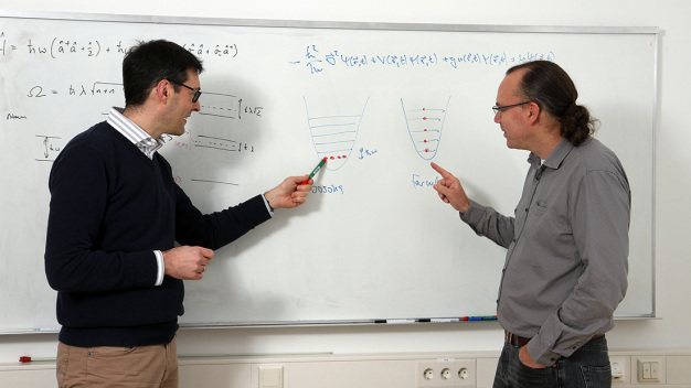Professor Dr. Artur Widera (li.) und Professor Dr. Herwig Ott forschen und lehren zu Quantentechnologien. (Foto: Koziel/TUK)