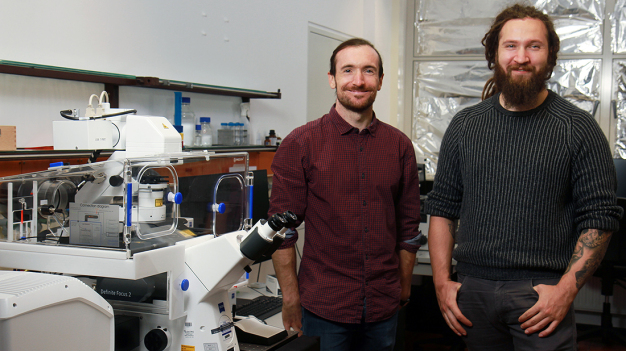 Das Team um Max Carlsson (rechts), Erstautor der Studie, und Philipp Demuth (Co-Autor der Studie) hat den Mechanismus aufgedeckt. (TUK/view)