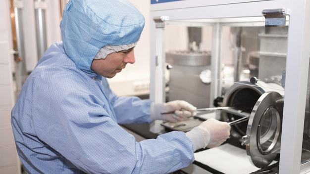 Dr. Andreas Bablich bei der Arbeit im Reinraum. (Foto: Heiner Manderbach) 