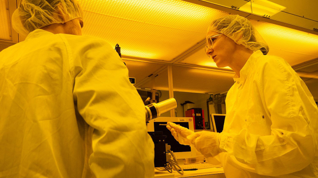 Christina Schindler und Cornelius Weiß am realen Ellipsometer im Reinraum. (Foto: Mark Siaulys Pfeiffer)