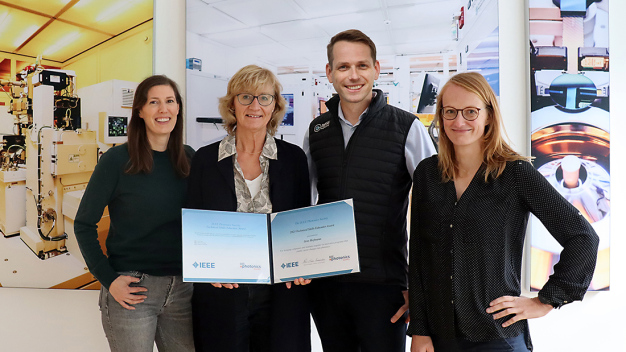 Der Preisträger Jens Hofmann, Vorstandsvorsitzender des Vereins zur Fachkräftesicherung proANH e.V. mit dem ANH Berlin Team, v.l.n.r.: Sabine Harms, Uta Voigt, Jens Hofmann, Anja Quednau. (FBH/G. Gurr)