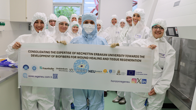 Die Forscherinnen von der türkischen Necmettin Erbakan Universität (NEU) und das Team vom Lehrstuhl für Tissue Engineering und Regenerative Medizin sind startklar für die Besichtigung der Reinräume. Ein Besuch im Rahmen des EU-Projektes REGENEU. (Bild: Kirstin Linkamp, UKW)