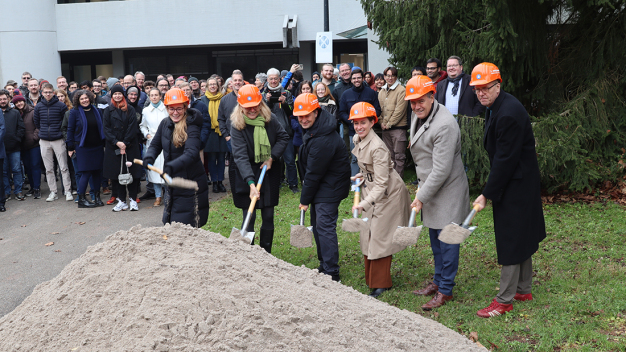 Erster Spatenstich für das neue Erweiterungsgebäude am Max-Planck-Institut für Astronomie Heidelberg. V.l.n.r.: Myriam Benisty (Direktorin MPIA, Abteilung PSF), Heike Kiko (Abteilung Forschungsbau und Infrastruktur der Max-Planck-Gesellschaft), Michael Wilkins (Architekt, kreuger wilkins architekten Stuttgart), Laura Kreidberg (Geschäftsf. Direktorin MPIA, Abteilung APEx), Eckart Würzner (Oberbürgermeister der Stadt Heidelberg), Hans Walter Rix (Direktor MPIA, Abteilung GC) (Quelle: Markus Pössel/MPIA) / Ground-breaking ceremony for the new extension building at the Max Planck Institute for Astronomy in Heidelberg. From left to right: Myriam Benisty (Director MPIA, PSF Department), Heike Kiko (Department of Research Buildings and Infrastructure of the Max Planck Society), Michael Wilkins (Architect, kreuger wilkins architekten Stuttgart), Laura Kreidberg (Managing Director MPIA, APEx Department), Eckart Würzner (Lord Mayor of the City of Heidelberg), Hans Walter Rix (Director MPIA, GC Department). (Credit: Markus Pössel/MPIA) Erster Spatenstich für das neue Erweiterungsgebäude am Max-Planck-Institut für Astronomie Heidelberg. V.l.n.r.: Myriam Benisty (Direktorin MPIA, Abteilung PSF), Heike Kiko (Abteilung Forschungsbau und Infrastruktur der Max-Planck-Gesellschaft), Michael Wilkins (Architekt, kreuger wilkins architekten Stuttgart), Laura Kreidberg (Geschäftsf. Direktorin MPIA, Abteilung APEx), Eckart Würzner (Oberbürgermeister der Stadt Heidelberg), Hans Walter Rix (Direktor MPIA, Abteilung GC) (Quelle: Markus Pössel/MPIA) / Ground-breaking ceremony for the new extension building at the Max Planck Institute for Astronomy in Heidelberg. From left to right: Myriam Benisty (Director MPIA, PSF Department), Heike Kiko (Department of Research Buildings and Infrastructure of the Max Planck Society), Michael Wilkins (Architect, kreuger wilkins architekten Stuttgart), Laura Kreidberg (Managing Director MPIA, APEx Department), Eckart Würzner (Lord Mayor of the City of Heidelberg), Hans Walter Rix (Director MPIA, GC Department). (Credit: Markus Pössel/MPIA)