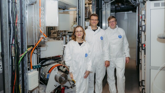 Prof. Dina Kuhlee, Prof. Andreas Zopff und Jörg Vierhaus (v.l.n.r) im Reinraum der Universität Magdeburg, der für die Aus- und Weiterbildung von Fachkräften eine zentrale Rolle spielt. (Jana Dünnhaupt, Universität Magdeburg)