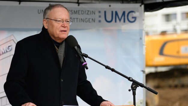 „Mit diesem Spatenstich setzen wir ein starkes Zeichen für die Zukunft der Universitätsmedizin Göttingen“, sagt der Niedersächsische Ministerpräsident Stephan Weil in seiner Rede beim symbolischen Spatenstich für den Neubau Baustufe 1 der Universitätsmedizin Göttingen (UMG). (Foto: umg)