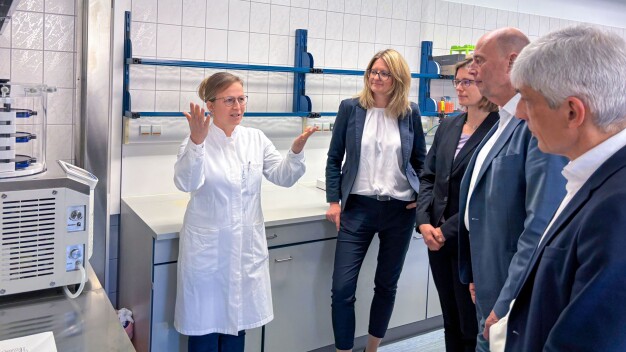 Forschende der Universität Jena und des Leibniz-Instituts für Photonische Technologien präsentieren Thüringens Wissenschaftsminister Wolfgang Tiefensee ihre Arbeiten an lichtbasierten Diagnoseverfahren für die Diagnostik von Infektionskrankheiten. (Bild: Leibniz-IPHT)
