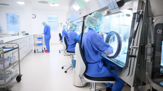 Im Neubau ist auch der klinikeigene Produktionsbereich für Zytostatika, also spezielle Medikamente für eine Krebsbehandlung, integriert. Über 62.000 dieser Infusionslösungen werden hier jährlich zubereitet. (Bild: UKW / Daniel Peter)