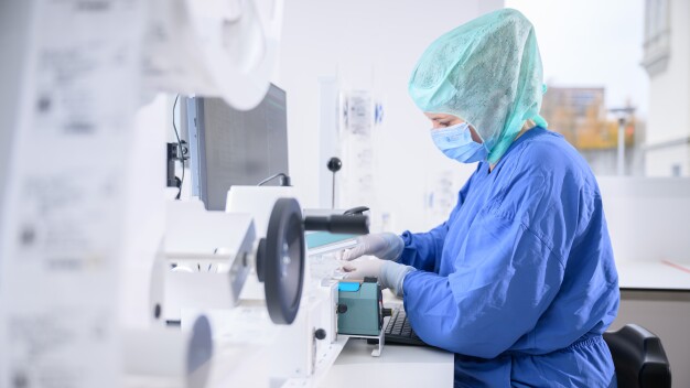 Mit dem neuen „Unit-Dose“-System erhalten Patientinnen und Patienten des UKW individuell ihre Arzneimittel in kleinen abgepackten Tütchen. Erst nach der pharmazeutischen Prüfung und Freigabe startet die Abgabe. (Bild: UKW / Daniel Peter)