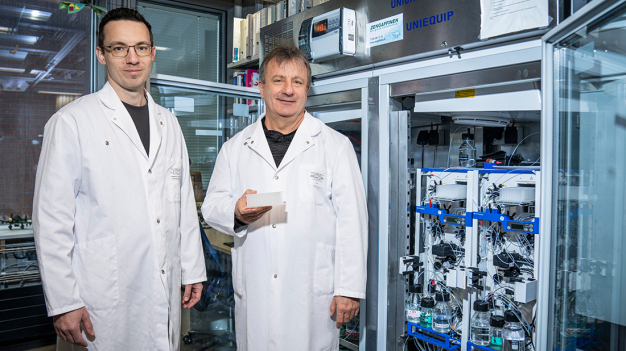 Volodymyr Korkhov (links) und Richard Kammerer des Zentrums für Life Sciences am PSI haben einen wichtigen Schritt gemacht, um zu verstehen, wie Botulinum Neurotoxin, kurz Botox, in unsere Nervenzellen eindringt. © Paul Scherrer Institut PSI/Mahir Dzambegovic / Volodymyr M. Korkhov (left) and Richard Kammerer of the Center for Life Sciences at PSI have made important advances towards understanding how botulinum neurotoxin, botox for short, enters our nerve cells. © Paul Scherrer Institute PSI/Mahir Dzambegovic