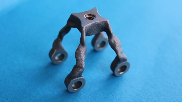 Verbindungselement (Material: Ti-6Al-4V). (Quelle: OHB System AG; Copyright: OHB System AG) Verbindungselement (Material: Ti-6Al-4V). (Quelle: OHB System AG; Copyright: OHB System AG)