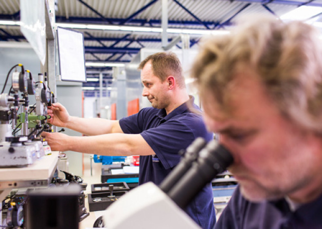 Am Prüfstand: Industriemechaniker Nikica Knezevic (links) misst Wand- und Bodendicke der produzierten Teile nach. (Foto: Frank Schinski)