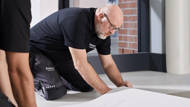 Tricks und Kniffe, die zum perfekten Erscheinungsbild des Bodenbelags beitragen, zeigt nora bei Verlege- und Reinigungsseminaren. Copyright: © nora Tricks und Kniffe, die zum perfekten Erscheinungsbild des Bodenbelags beitragen, zeigt nora bei Verlege- und Reinigungsseminaren. Copyright: © nora