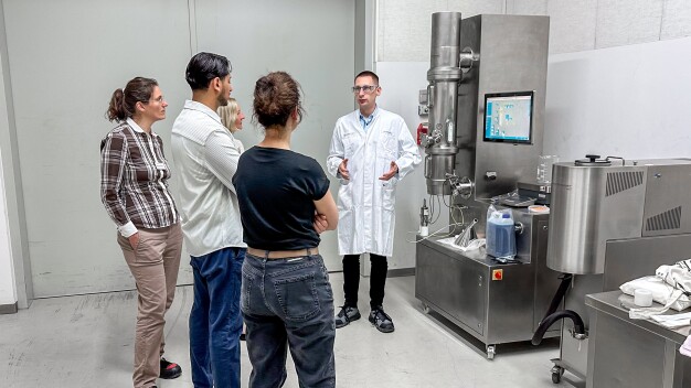 Granulierung einer Placebo-Mischung mit dem Wirbelschichtprozessor VENTILUS® Lab von Romaco Innojet. / Granulation of a placebo mixture on Romaco Innojet’s VENTILUS® Lab fluid bed processor. Granulierung einer Placebo-Mischung mit dem Wirbelschichtprozessor VENTILUS® Lab von Romaco Innojet. / Granulation of a placebo mixture on Romaco Innojet’s VENTILUS® Lab fluid bed processor.