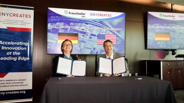 Dr. Wenke Weinreich, stellvertretende Institutsleiterin des Fraunhofer IPMS und NY CREATES' Vice President of Strategies, Partnerships, & New Ventures und Chief Operating Officer Paul Kelly. © NY Creates / Dr. Wenke Weinreich, stellvertretende Institutsleiterin des Fraunhofer IPMS und NY CREATES' Vice President of Strategies, Partnerships, & New Ventures und Chief Operating Officer Paul Kelly. © NY Creates