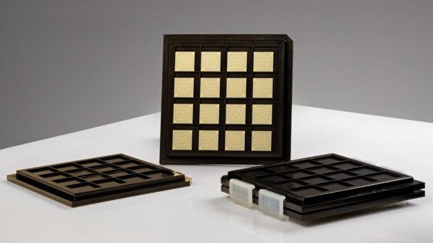 OFET-Substrate des Fraunhofer IPMS im Waffle-Pack. © Fraunhofer IPMS / OFET substrates from Fraunhofer IPMS in a waffle pack. © Fraunhofer IPMS