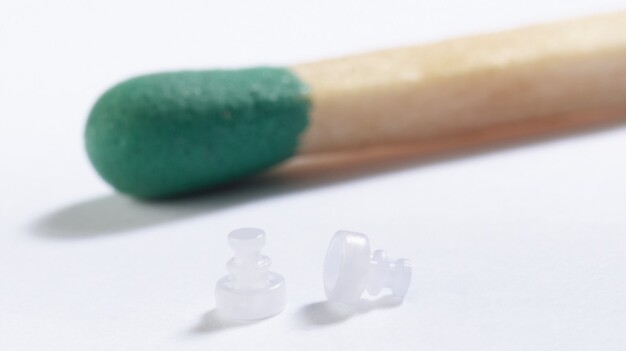 Op Fakuma 2026 produceert een elektrische allrounder 270 A complexe 0,002-gram microfilters met fijne structuren. (Foto: ARBURG)