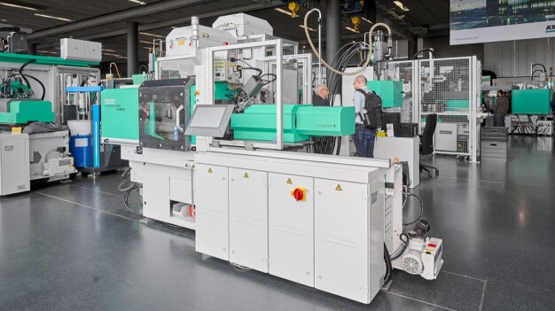 Voor het spuitgieten van micro-onderdelen met een schootgewicht van minder dan 0,01 gram is een elektrische allrounder 270 A geschikt, die kan worden uitgerust met een micro-spuitmodule, robot-systeem en zuivere luchtkap. (Foto: ARBURG)