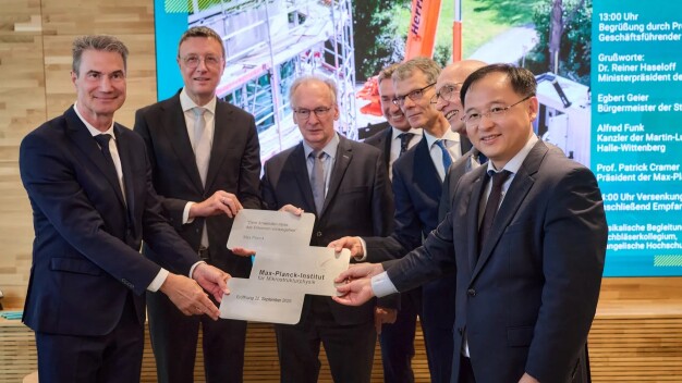 Alfred Funk, Kanzler der Martin-Luther-Universität, Prof. Patrick Cramer, Präsident der Max-Planck-Gesellschaft, Dr. Reiner Haseloff, Ministerpräsident des Landes Sachsen-Anhalt, Thomas Wünsch, Staatssekretär, Egbert Geier, Bürgermeister der Stadt Halle (Saale), Prof. Stuart Parkin und Prof. Xinliang Feng, Direktoren (v.l.n.r.) © MPI für Mikrostrukturphysik | Marco Warmuth / Alfred Funk, Chancellor of Martin Luther University, Prof Patrick Cramer, President of the Max Planck Society, Dr Reiner Haseloff, Minister President of Saxony-Anhalt, Thomas Wünsch, State Secretary, Egbert Geier, Mayor of the City of Halle (Saale), Prof. Stuart Parkin and Prof. Xinliang Feng, Directors (from left to right) © MPI of Microstructure Physics | Marco Warmuth 