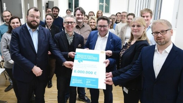 »ORINTHERA« wird mit bayerischer Förderung die Entwicklung hoch funktioneller Gewebe-Modelle für die Arzneimittelindustrie vorantreiben. Staatssekretär Tobias Gotthardt (Mitte) bei der Übergabe des Förderbescheids über 6 Mio Euro an Prof. Dr. Heiko Zimmermann, Institutsleiter des Fraunhofer IBMT, Dr. Thomas Hofmann, stellvertretender Institutsleiter des Fraunhofer ISC, Dr. Julia Neubauer, Geschäftsführerin des Fraunhofer-Projektzentrums Stammzellprozesstechnik, Prof. Dr. Florian Groeber-Becker, Leiter des Fraunhofer-Translationszentrums für Regenerative Therapien (Im Vordergrund von links nach rechts). © Fraunhofer ISC
