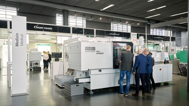 Der Branche Medizin war eine Sonderausstellungsfläche gewidmet. Dort fertigten insgesamt drei Exponate nachhaltige Spritzenkolben aus PLA, IML-Zentrifugenröhrchen mit integrierten Funktionen und materialoptimierte Spritzenkolben in Großserie. (Foto: ARBURG) / A special exhibition area was dedicated to the medical sector. A total of three exhibits there produced sustainable syringe plungers made from PLA, IML centrifuge tubes with integrated functions and material-optimised syringe plungers in large-scale production. (Photo: Arburg)