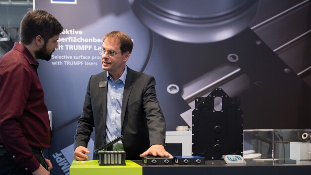 Trockene Reinigungsverfahren wie beispielsweise die Laser-, CO2-Schneestrahl- und Plasmareinigung gewinnen zunehmend an Bedeutung. (Bildquelle: Deutsche Messe AG / Rainer Jensen) / Dry cleaning processes such as laser, CO2 snow jet, and plasma cleaning are becoming increasingly important. (Image source: Deutsche Messe AG / Rainer Jensen)
