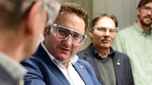 Kommunizierende Materialien für sicheren Umgang mit Wasserstoff – oder was schlaue Partikel möglich machen – Staatssekretär Gotthardt lässt sich über die Fortschritte der Partikeltechnologie informieren. © Fraunhofer ISC