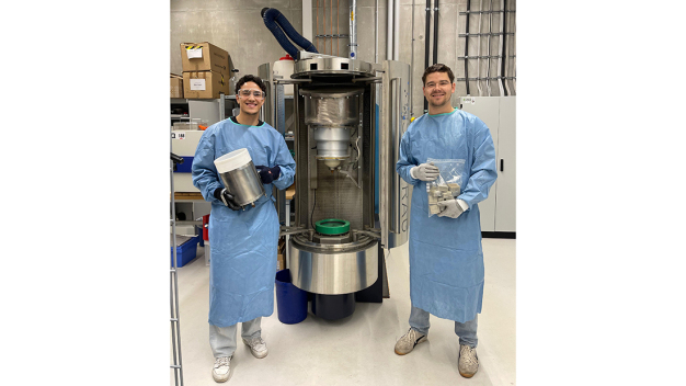 Les étudiants Younes Lhousni et Paul Steiner travaillent avec l'installation de fragmentation électrodynamique. (Droits d'auteur : Prof. Dr.-Ing. Jörg Woidasky ; Éditeur : Hochschule Pforzheim)