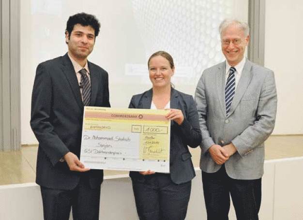 Dr. Mohammad Shahab Sanjari nimmt den Doktorandenpreis von Pfeiffer Vacuum Vorstandsmitglied Nathalie Benedikt und GSI-Forschungsdirektor Professor Karlheinz Langanke entgegen. 