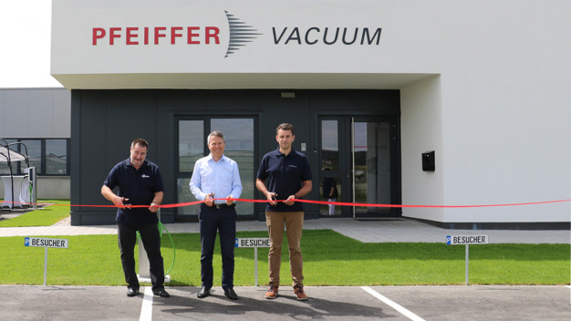 Abb.: Karl Blümel, Geschäftsführer von Busch Austria (rechts), Kaya Busch, Miteigentümer und Co-CEO von Busch Vacuum Solutions sowie Karl Seiberl, Geschäftsführer von Pfeiffer Vacuum Austria bei der Eröffnungsfeier des Vakuum-Kompetenzzentrums. (Quelle: Busch Group)
