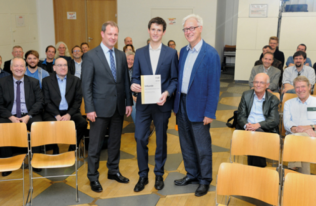 Daniel Sälzer (li.), Mitglied der Geschäftsleitung Pfeiffer Vacuum und Professor Dr.
Karlheinz Langanke (re.), Forschungsdirektor von FAIR und GSI, übergeben den Doktorandenpreis an
Dr. Kristian König. Foto: G. Otto, GSI Helmholtzzentrum für Schwerionenforschung.