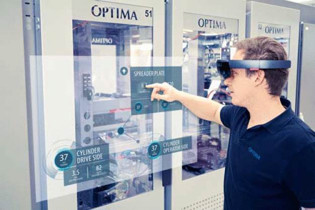 Mixed Reality in intelligenten Bedienkonzepten. (Foto: OPTIMA packaging group GmbH) / Mixed Reality in smart operating concepts. (Photo: OPTIMA packaging group GmbH)