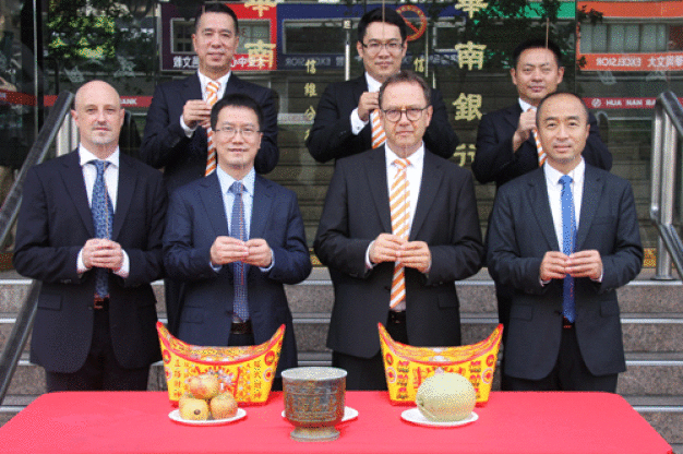 Mit einer feierlichen Zeremonie eröffneten Vertreter der Weidmüller Gruppe aus Detmold und China die neue Niederlassung in Taiwan. / Representatives of the Weidmüller Group from Detmold and China mark the opening of the new subsidiary in Taiwan with a special ceremony.