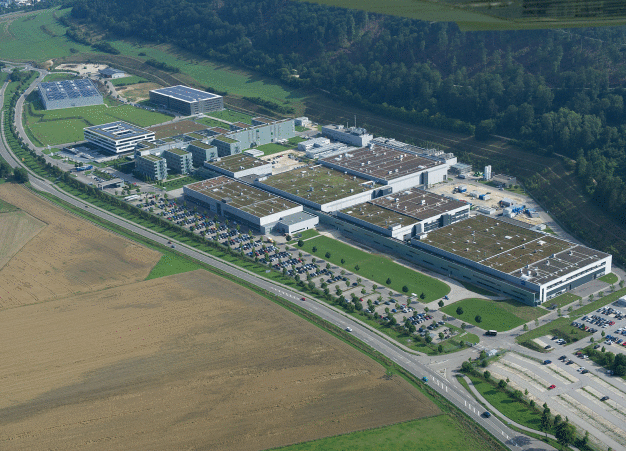 Das weltweit modernste Zentrum für Lithographie-Optik soll weiter wachsen: Die ZEISS Sparte Semiconductor Manufacturing Technology (Halbleitertechnik, SMT) plant, ihre Fertigungsmöglichkeiten im interkommunalen Gewerbegebiet Oberkochen/Königsbronn zu erweitern.