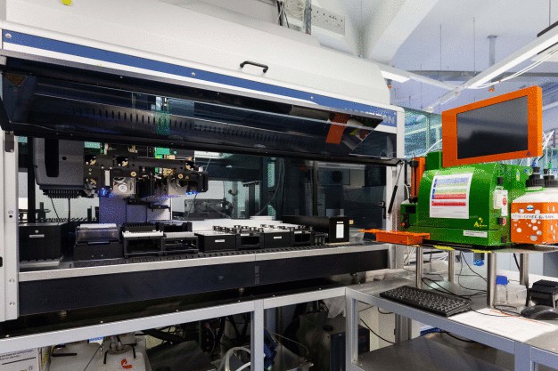 Robotergreifarm zur Bestückung und Lagerung verschiedener Probenhalterungen und Messeinrichtung zum vollautomatischen Auswerten der laufenden Experimente (rechts). (© TU Berlin/PR/Felix Noak)