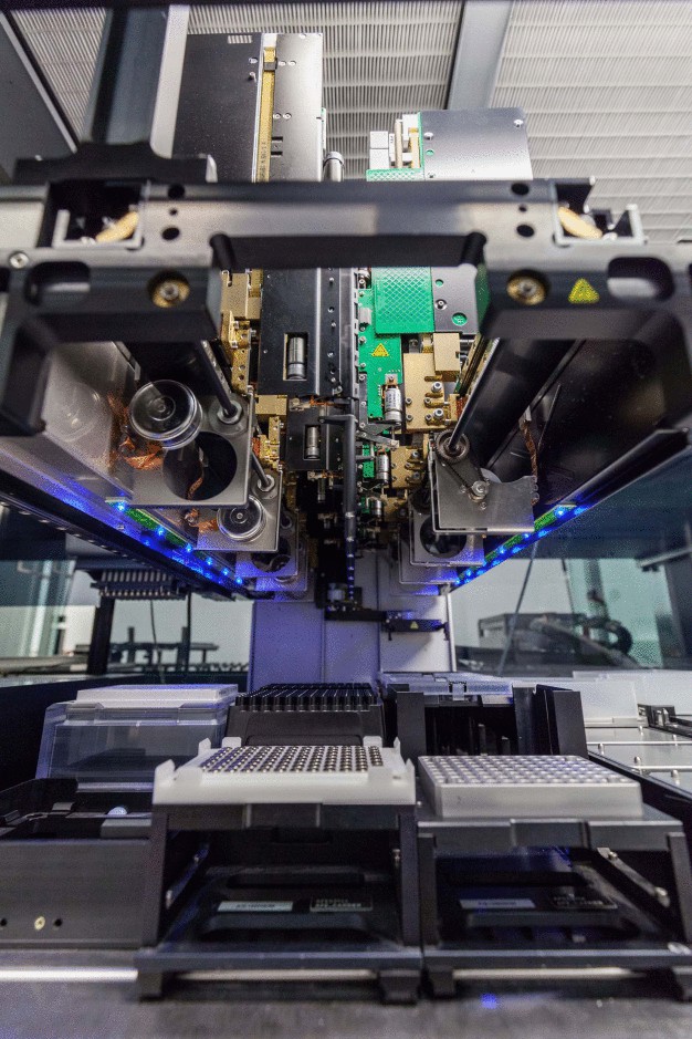 Robotergreifarm zur Bestückung und Lagerung verschiedener Probenhalterungen. 48 Experimente können im „Lab of the future“ gleichzeitig durchgeführt werden. (© TU Berlin/PR/Felix Noak)