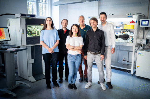 V.L.n.R. Frau Dr. Elisabeth Irran (Röntgenstrukturanalyse), Dr. Robert Müller (Fachgebiet Theoretische Chemie - Quantenchemie), Dr. Qian Wu, Prof. Dr. Martin Kaupp, Dr. Hendrik F. T. Klare, Prof. Dr. Martin Oestreich. (© TU Berlin/PR/Dominic Simon)