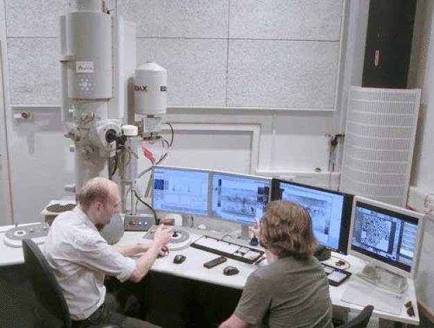 Transmissions-Elektronenmikroskop (© TU Berlin/ZELMI)
