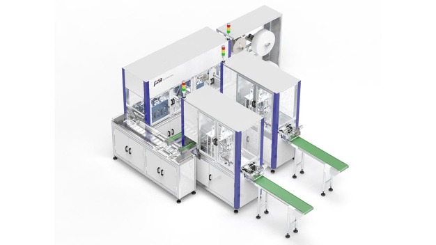 Vollautomatische Montageline zur Maskenproduktion. / Fully automated assembly line for production of surgical masks.