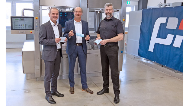 V.l.n.r. Lothar Mehren, Head of Medical Division, Armin Schalk und André Vales, Geschäftsführer der PIA Automation Amberg GmbH.