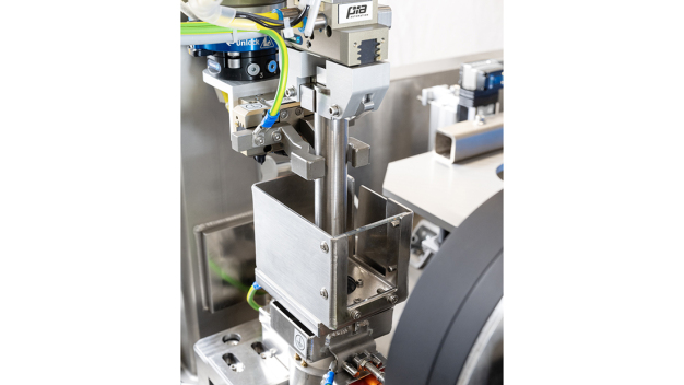 Beim Funktionstest gibt der Autoinjektor den Wirkstoff zur Mengenmessung in einen Messbehälter ab. (Quelle: PIA Automation) / During the function test, the autoinjector releases the active substance into a measuring container to measure the quantity. (Source: PIA Automation)