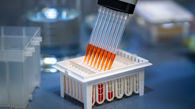 Die Möglichkeit des parallelen Pipettierens von 8 Proben verleiht den Dialysekartuschen eine hohe Effizienz. (Quelle: Christian Häcker) / The ability to pipette 8 samples in parallel makes the dialysis cartridges highly efficient. (Source: Christian Häcker)