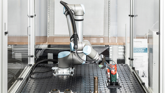 Im Forschungsprojekt rob-akademI lernen Roboter das Montieren, sodass eine flexiblere Programmierung möglich wird. © Fraunhofer IPA/Foto: Rainer Bez / In the rob-aKademI research project, robots learn how to assemble so that more flexible programming is possible. © Fraunhofer IPA/Photo: Rainer Bez