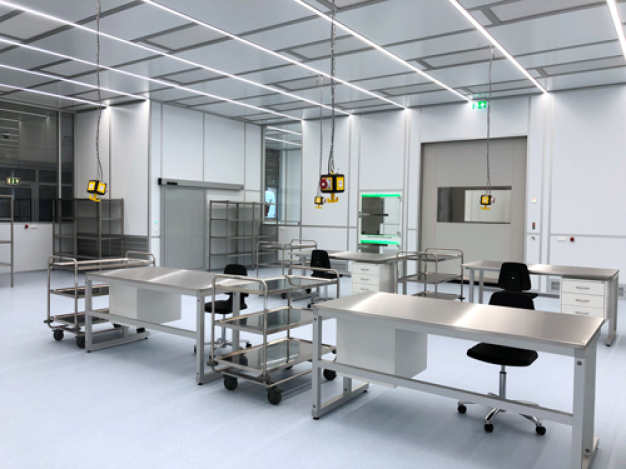 Special cleanroom furniture and roller shutters with non-contact control ensure safe processes.